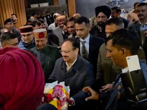 जेपी नड्डा का शिमला पहुंचने पर स्वागत करते हुए भाजपा नेता।