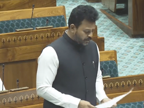 एविएशन मंत्री राम मोहन नायडू ने शुक्रवार को लोकसभा में हवाई किराए के मुद्दे पर बात की।