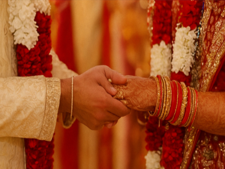 आरोपी शिक्षिका के 12 लाख रुपए के जेवरात और मोबाइल चोरी करके गुजरात भाग गया था।