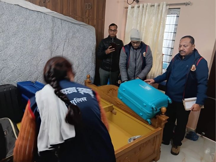 पटना में रेड के दौरान टीम ने बेड से बैग निकालकर उसकी भी तलाशी ली।