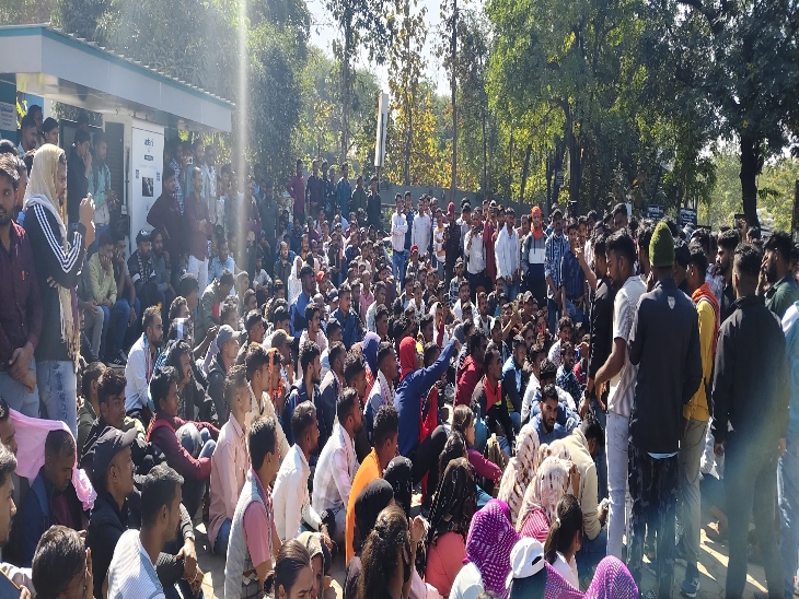 अभ्यर्थियों ने कम अंक वालों को सिलेक्ट करने का आरोप लगाया है।