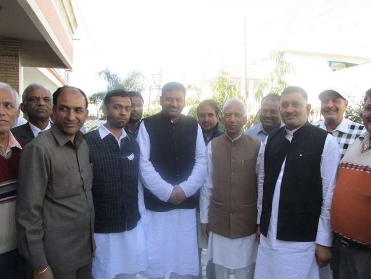 मुख्यमंत्री नायब सिंह सैनी के साथ साहब सिंह सैनी का फाइल फोटो।