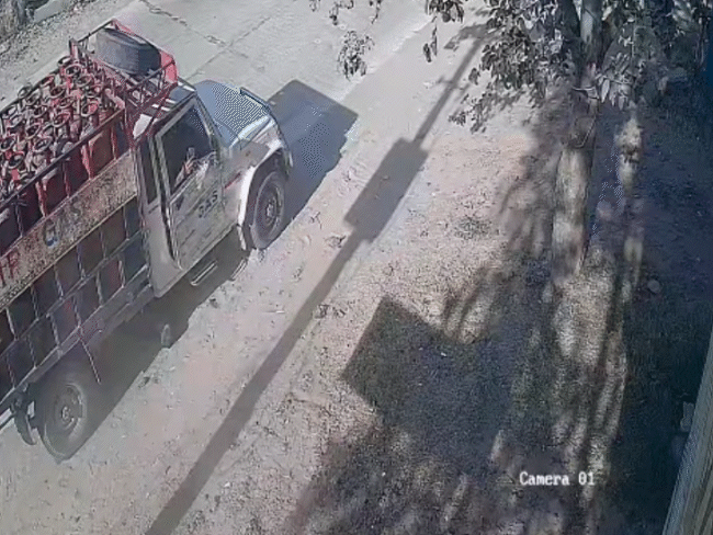 हादसे के बाद तुरंत ड्राइवर ने पिकअप रोकी और नीचे उतरकर युवक को देखा।