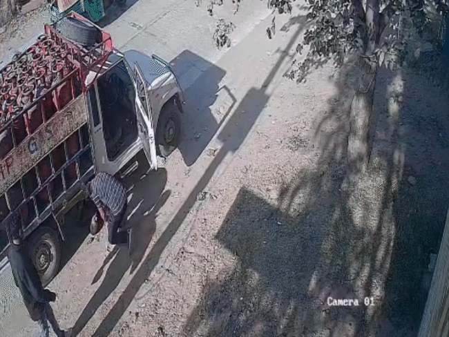 ड्राइवर ने घायल युवक को पिकअप के नीचे से निकाला और हॉस्पिटल पहुंचाया।