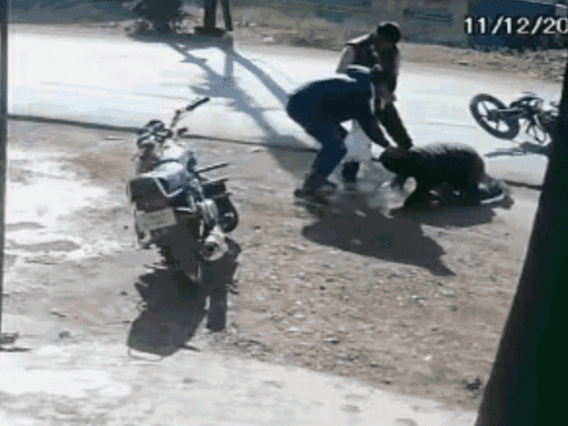 एक बदमाश ने धर्मेंद्र को पकड़ा। उसे सड़क पर गिराया। दूसरे ने उसे 3 गोलियां मार दीं।