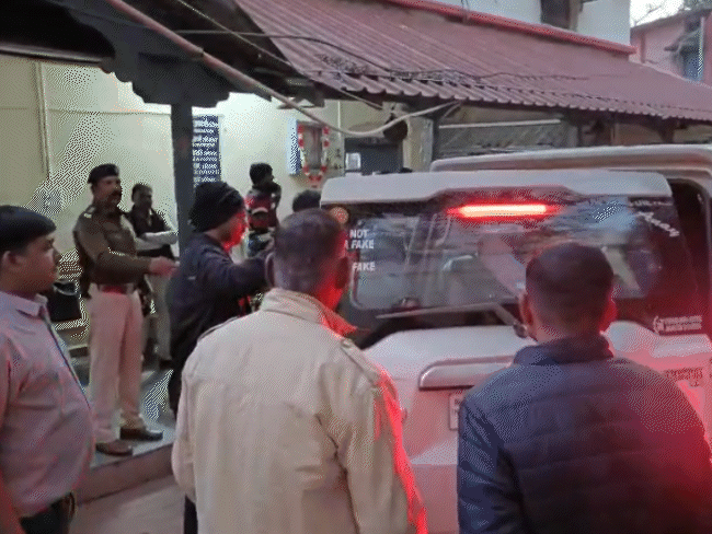 पुलिस ने लवी और शेखर को कोर्ट में पेश किया, जहां से उन्हें रिमांड पर भेज दिया।