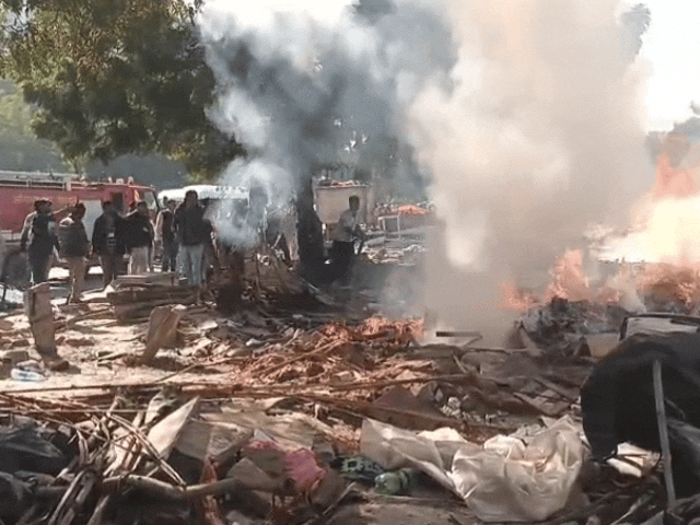 कार्रवाई के दौरान एक झोपड़ी में आग लगा दी गई जिस दमकल से बुझाया गया।