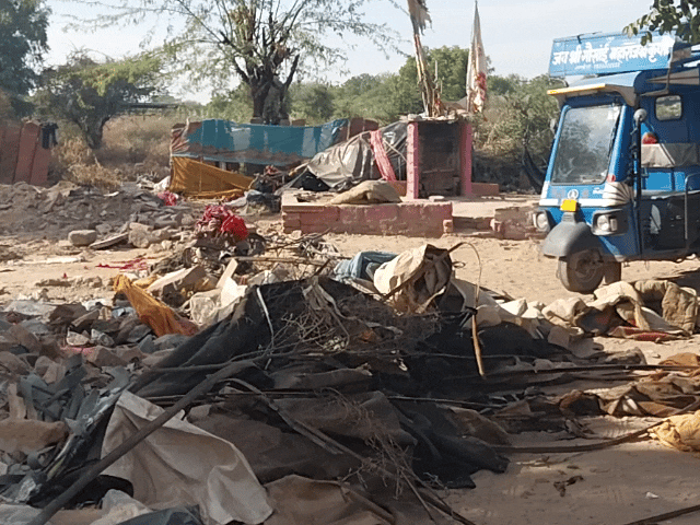 निगम टीम की कार्रवाई के बाद बिखरा पड़ा सामान।