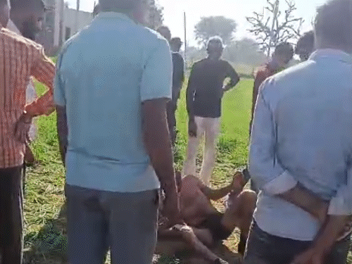 हिस्ट्रीशीटर रविन्द्र कटेवा को मारने आए बदमाश को पकड़ लिया। इस दौरान रविन्द्र कटेवा (सफेद शर्ट) ने बेल्ट से उस बदमाश को जमकर पीटा।