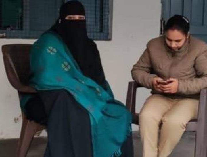 हे अमरोहा येथील मंडी धनौरा पोलिस ठाण्याचे चित्र आहे. पोलिस रीना बेगमची महिला करत आहेत.