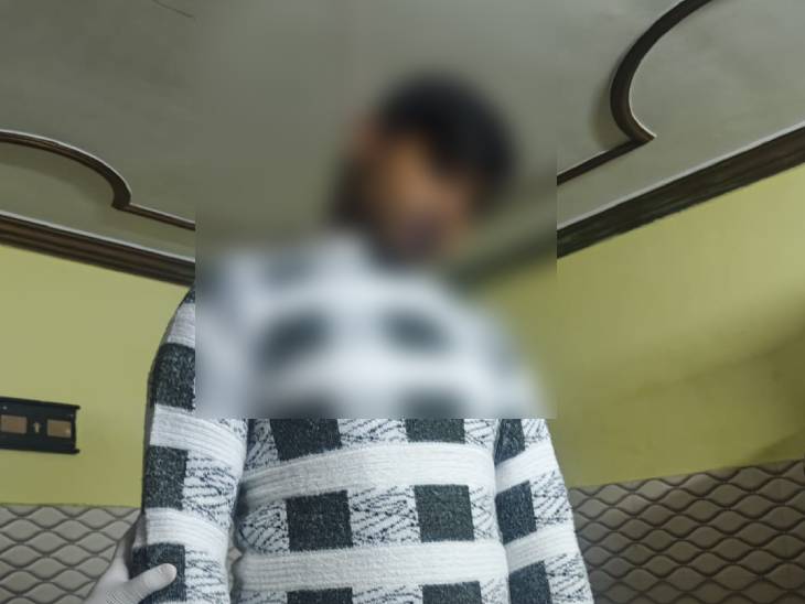 बालकृष्ण का शव रस्सी के सहारे पंखे से लटका हुआ मिला।