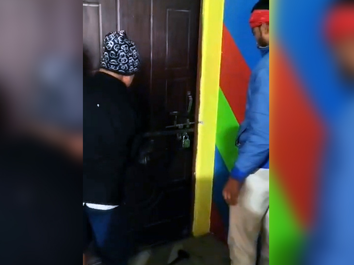 ​​​​​​​गोड्‌डा के विवाह भवन में मिला रेलकर्मी का शव:  रूम से सल्फास की गोलियां और शराब की खाली बोतलें मिलीं, दो साल से नहीं गए थे घर – Godda News