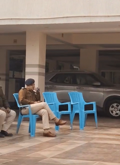 पटना में रेड के दौरान भावेश के अपार्टमेंट के नीचे तैनात पुलिस टीम।