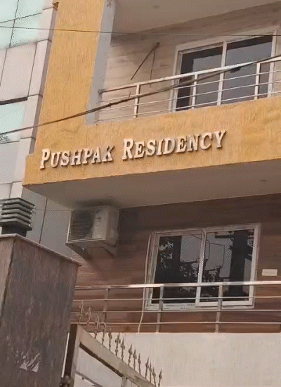 पटना के रामजयपाल नगर के पुष्पक रेसिडेंसी अपार्टमेंट में टीम ने रेड की है।