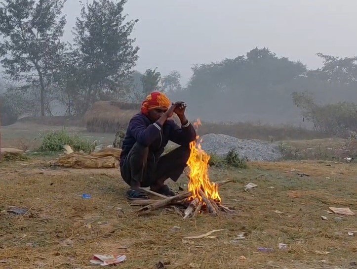 जामताड़ा में अलाव तापता व्यक्ति।