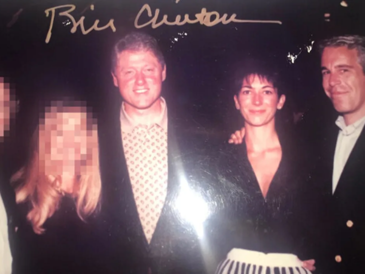 या फोटोमध्ये क्लॉचे मुख्य राष्ट्राध्यक्ष बिलंटन (मध्यभागी) आणि एपस्टीन (उजवीकडे) दोन महिलांकडे दिसले. यापैकी एक आहे.