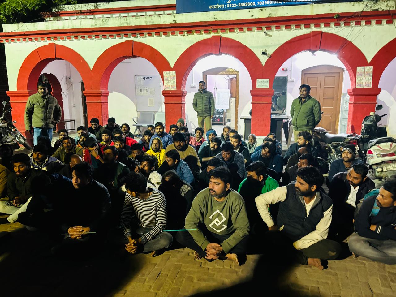 मड़ियांव में सड़क पर जाम लड़ाते मिले।