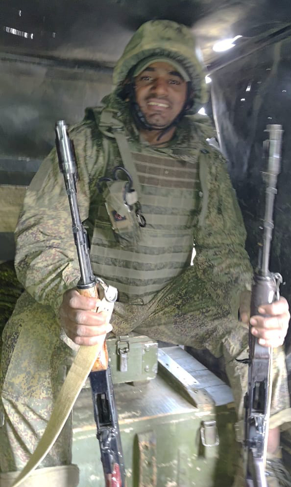 गोकुल सिंह ने वर्दी पहने और हथियार लिए हुए अपनी यह तस्वीर परिवार को भेजी थी, जिससे परिजन घबरा उठे।