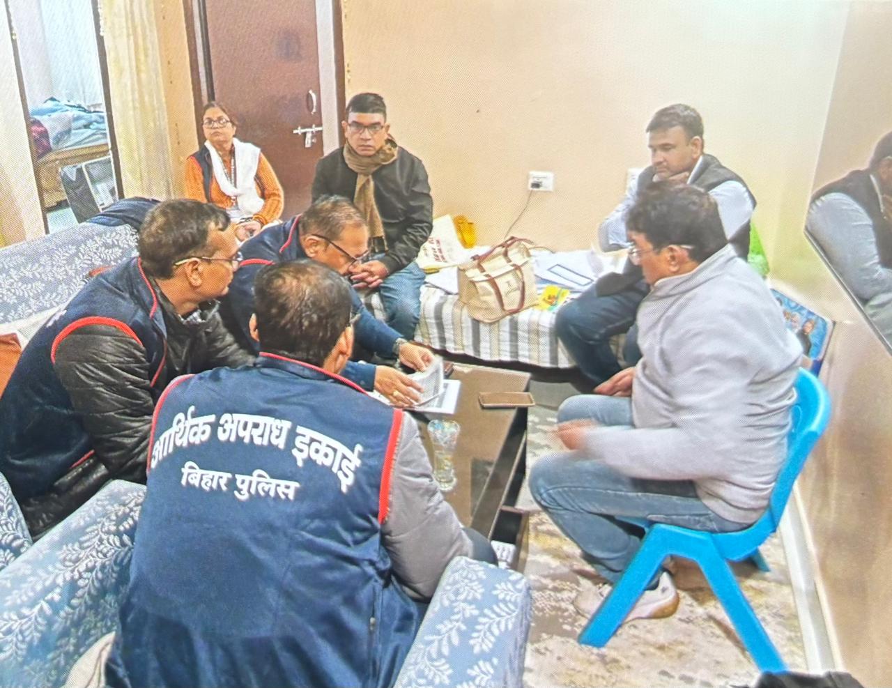 भावेश से पूछताछ करती EOU की टीम।