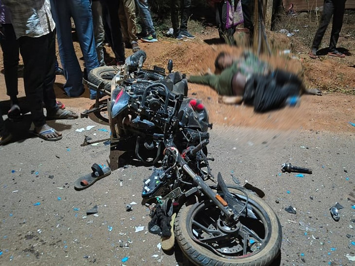 हादसे में क्षतिग्रस्त बाइक व सड़क किनारे पड़े शव