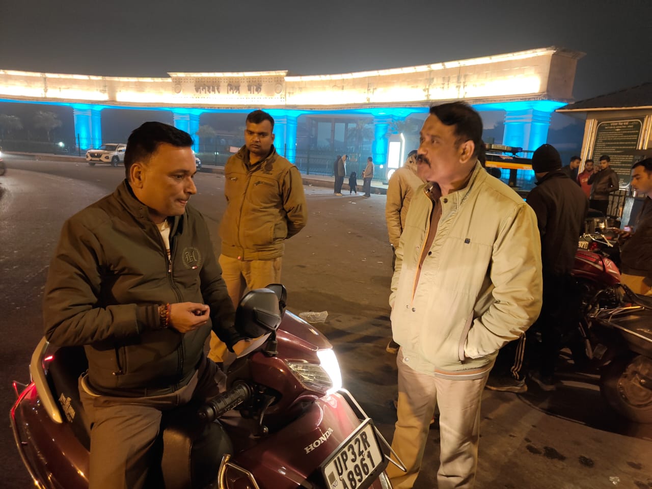 लखनऊ पुलिस ने शुक्रवार को दूसरे दिन भी चौराहों पर चेकिंग अभियान चलाया।