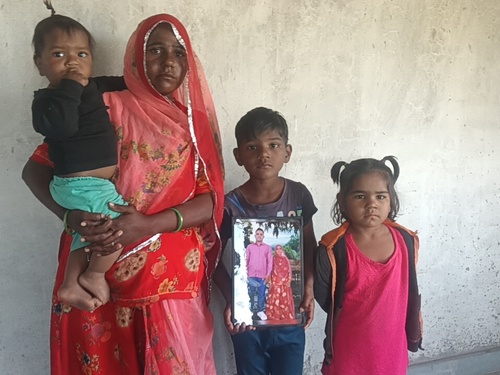 पत्नी शांता देवी और तीनों बच्चे गोकुल का इंतजार कर रहे है।