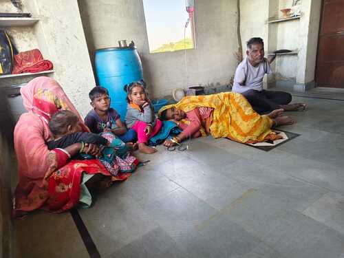 ग्राम बियांखेड़ा काबरा निवासी गोकुल सिंह की पत्नी, तीनों बच्चे, मां और दिव्यांग भाई उसकी सकुशल वापसी की उम्मीद लगाए हुए है।