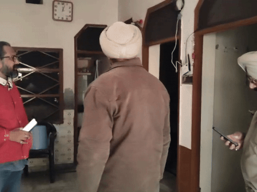 चोरी के बाद घर पर पहुंची पुलिस। - Dainik Bhaskar