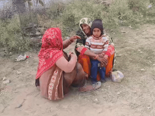 नरेश की मौत की खबर सुनकर उसकी पत्नी का रो-रोकर बुरा हाल हो गया।