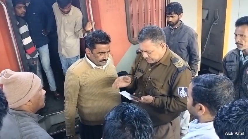 मारपीट करने के बाद कॉन्स्टेबल के पिता को भी उतारा गया।