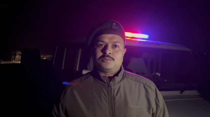 आजमगढ़ के मेहनगर में पुलिस मुठभेड़ के बारे में जानकारी देते CO लालगंज भूपेश कुमार पाण्डेय।