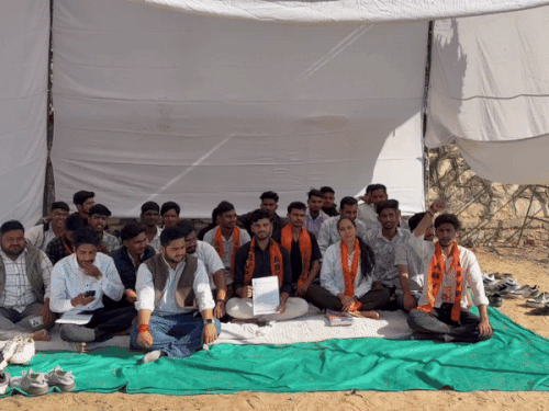 ABVP के स्टूडेंट्स लगातार आर्ट्स कॉलेज के बाहर नारेबाजी कर रहे हैं।