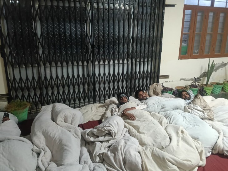 स्टूडेंट्स ने बीती रात आर्ट्स कॉलेज के आंगन में ही सोकर रात गुजारी।