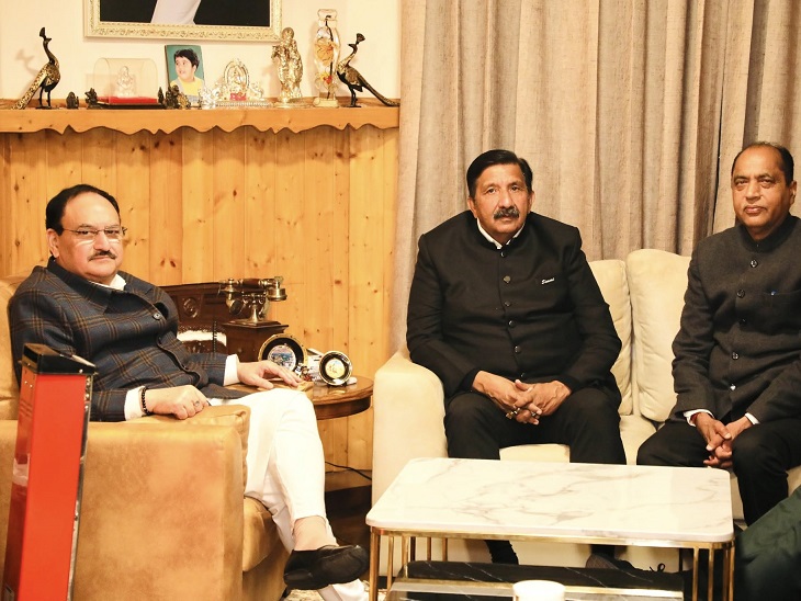 हिमाचल के डिप्टी सीएम मुकेश अग्निहोत्री के शिमला स्थित सरकारी आवास पर उनसे मिलने पहुंचे जेपी नड्डा और नेता प्रतिपक्ष जयराम ठाकुर।