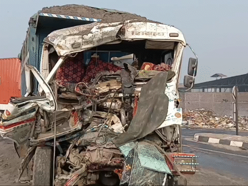 बिहार के पटना में शनिवार को कोहरे की वजह से दो ट्रक आपस में भिड़ गए।