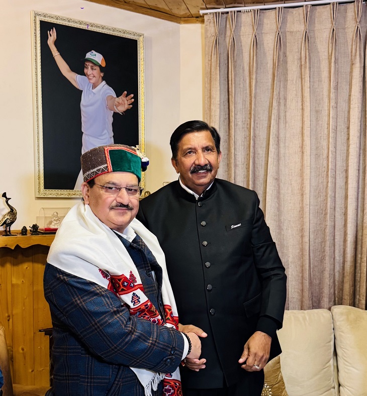 डिप्टी सीएम मुकेश अग्निहोत्री से मिलते हुए जेपी नड्डा।
