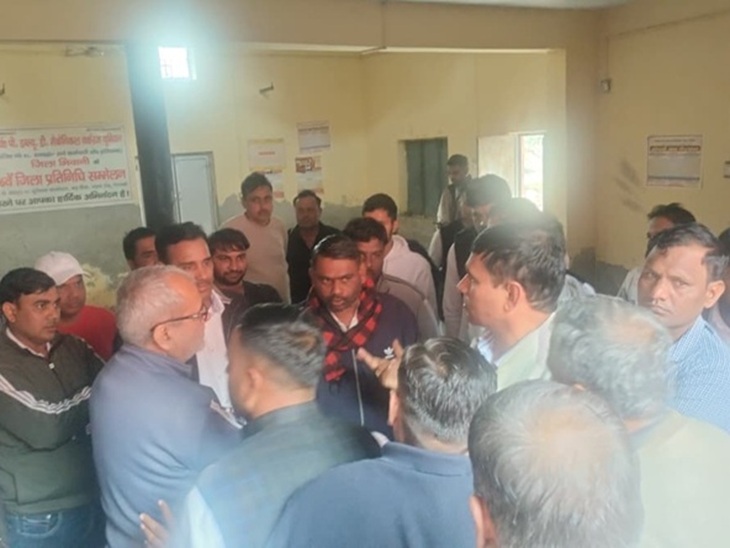 भिवानी में आयोजित सर्व कर्मचारी संघ के चुनाव के दौरान हंगामा करते हुए कर्मचारी