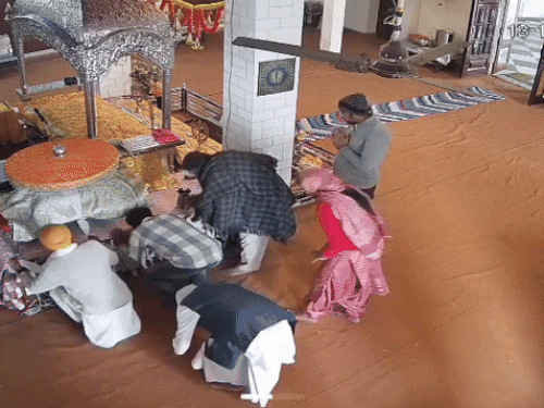 पंजाब के गुरुद्वारे में बेअदबी की कोशिश का VIDEO:  नशे में घुसा युवक, रुमाला साहिब खींचा, पाठी ने पकड़ा, लोगों ने पिटाई की – Fazilka News