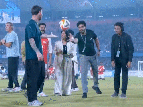 रात 8.05 बजे: मेसी साथी खिलाड़ियों के साथ उप्पल स्टेडियम पहुंचे।