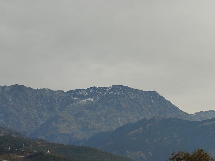 धर्मशाला में सुबह के वक्त आसमान में छाए बादल।