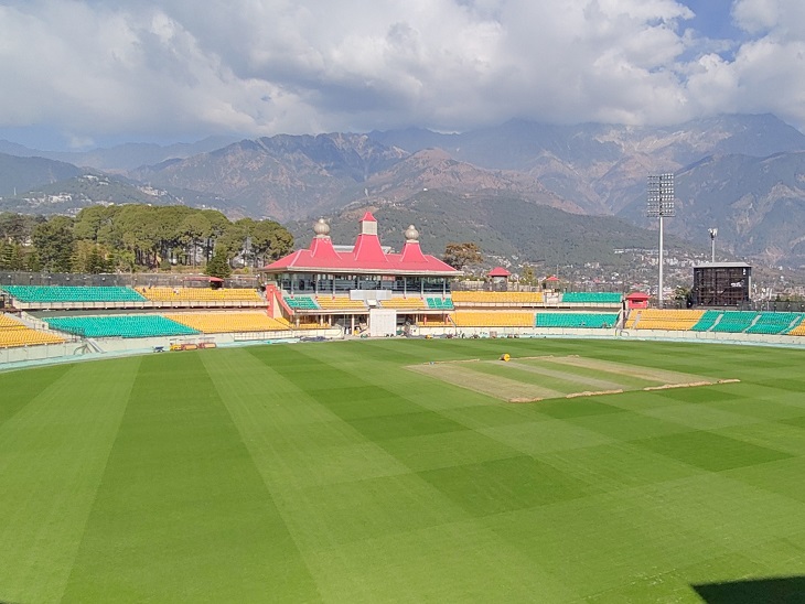 धर्मशाला स्थित इंटरनेशनल क्रिकेट स्टेडियम और आसमान में छाए बादल।