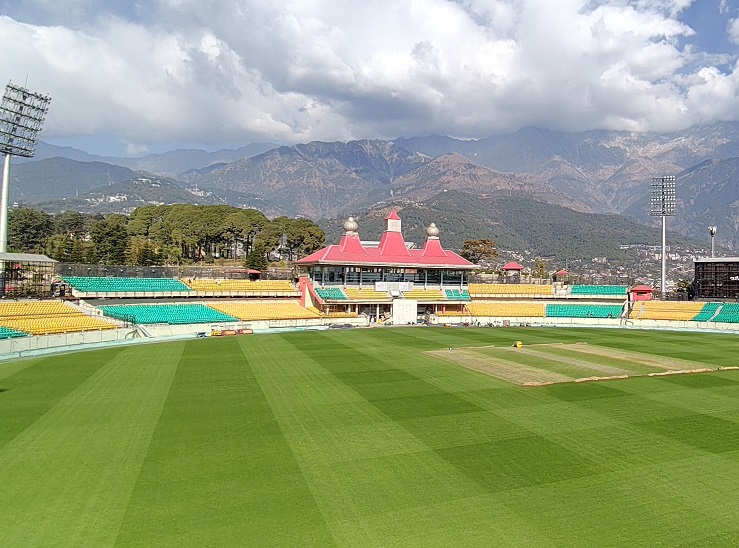 हिमाचल के धर्मशाला स्थित क्रिकेट स्टेडियम और आसमान में छाए बादल।
