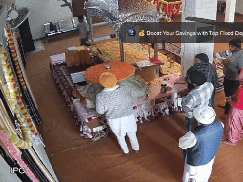 युवक ने आते ही रूमाला साहिब को पकड़ लिया।