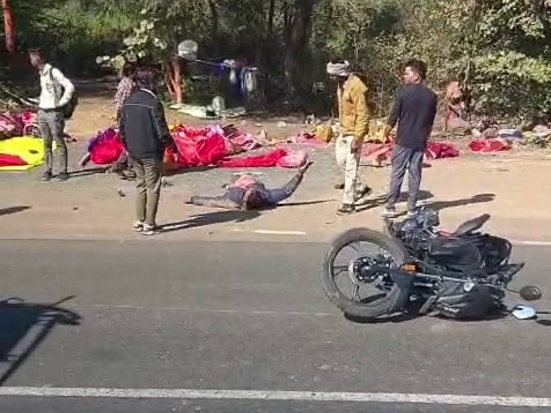 हादसे में बाइक क्षतिग्रस्त हो गई। साथ ही कंबल विक्रेता को भी नुकसान हुआ।