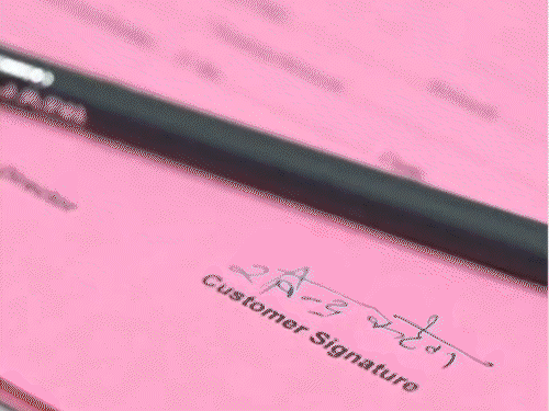 यह फोटो रविंद्र कटेवा के सोशल मीडिया अकाउंट से लिया हुआ है। इस फोटो में रविंद्र अपने साथियों के साथ नई बोलेरो लेने शोरूम पर आया था।