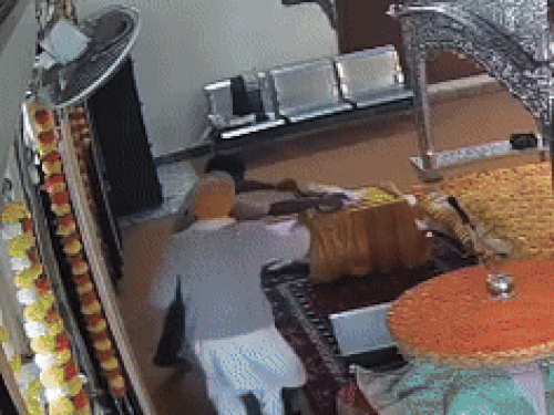 युवक ने रुमाला साहिब को फेंकने की कोशिश की लेकिन वहां मौजूद पाठी ने उसे पकड़ लिया।