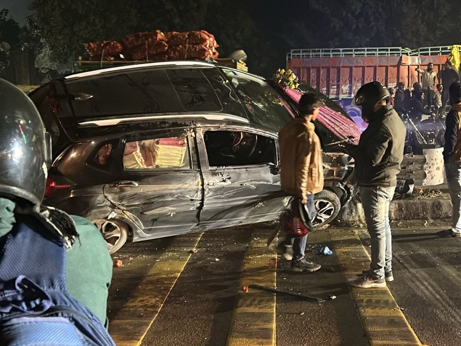 A car carrying a wedding procession collided with a divider in Chaubeypur.