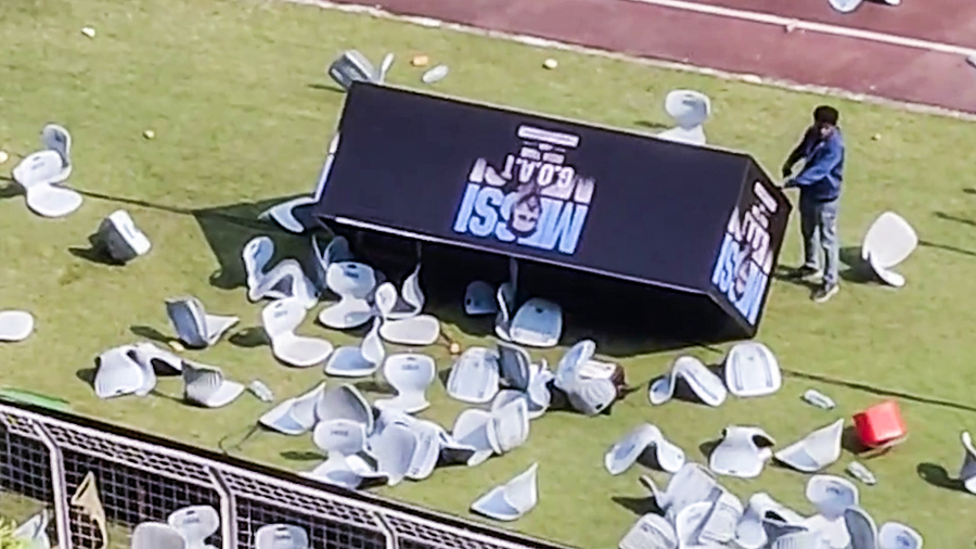 नाराज फैंस ने कुर्सी और बोतलें फेंकना शुरू कर दिया।