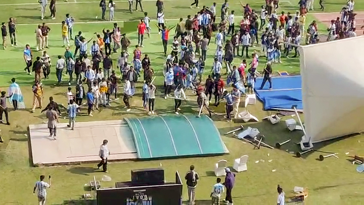 मेसी इस इवेंट से जल्दी चले गए। इससे नाराज फैंस ने हंगामा शुरू कर दिया।