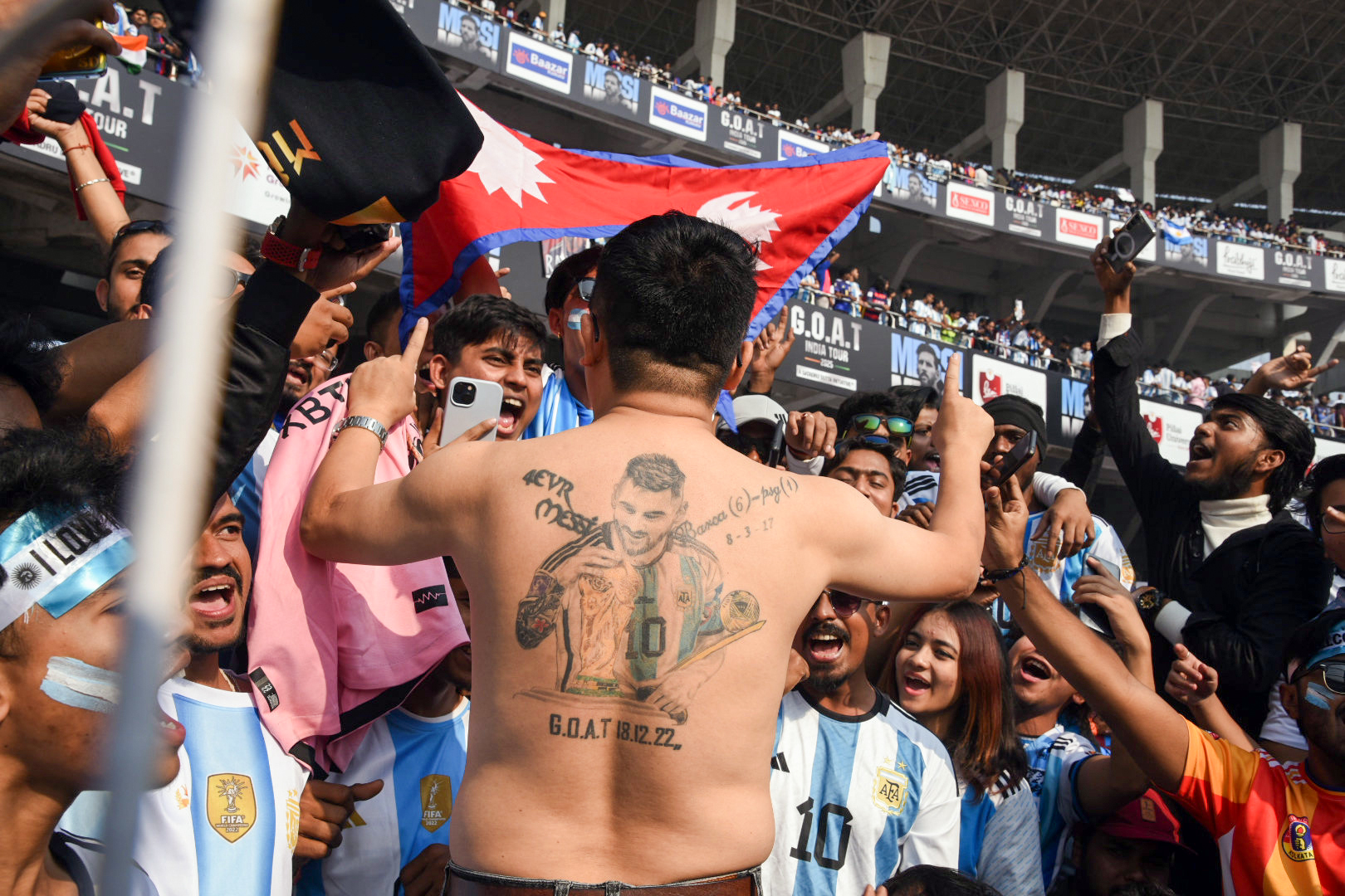 मेसी के कार्यक्रम में एक फैन पीठ पर उनका टैटू बनवाकर पहुंचा।